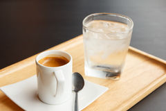 Dlaczego do espresso podaje się wodę?