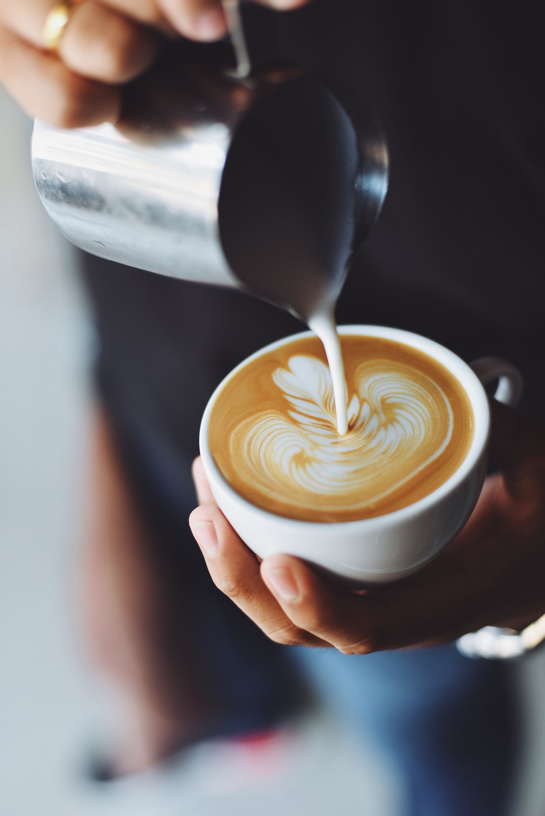 Latte art – wzory na kawie, które cieszą. Jak zacząć przygodę z latte art?