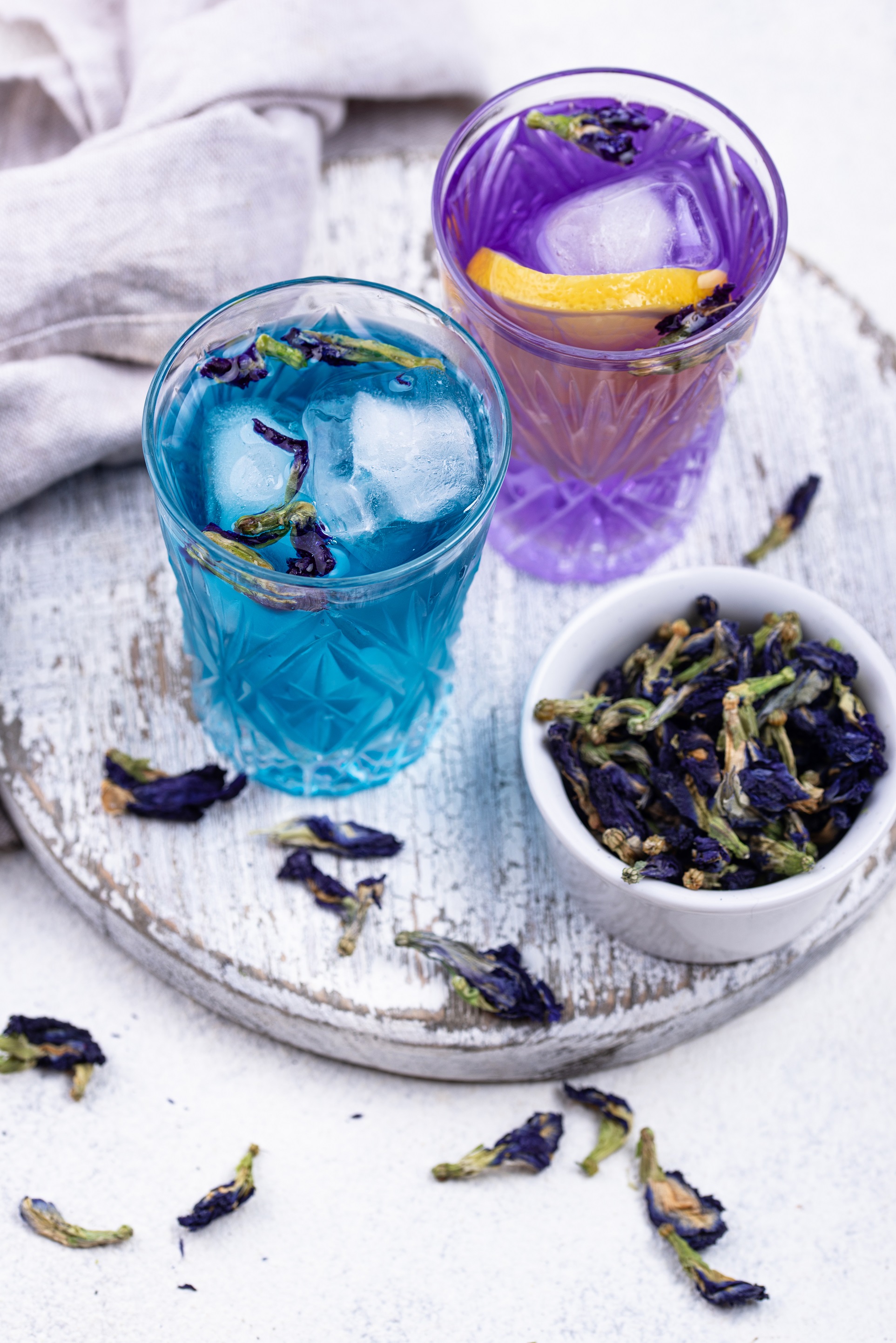 Niebieska herbata szturmem podbija internet. Czym jest Butterfly Pea Tea?